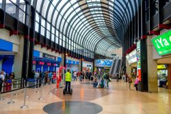 Passeggeri all'aeroporto internazionale Jose Maria Cordova di Medellin, Colombia. E' il secondo scalo aeroportuale per importanza del paese - © Fotos593 / Shutterstock.com