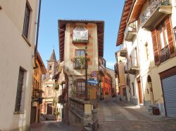 Una passeggiata nel centro storico di Rivoli (Piemonte) consente di ammirare le sue tipiche stradine costellate di monumenti religiosi - © Claudio Divizia / Shutterstock.com