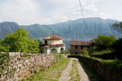 Passeggiata nel borgo di Lenno in , una delle perle della Lombardia, sul lago di Como - © ale de sun / Shutterstock.com