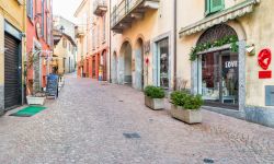 Passeggiata nel centro storico di Luino in Lombardia - © elesi / Shutterstock.com