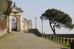 Passeggiata rinascimentale a Monselice, Veneto, Italia. Per rilassarsi è sufficiente andare a piedi alla scoperta di questa elegante terra dalle antiche atmosfere.



