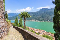 Passeggiata sopra i tetti delle case di Morcote (Canton Ticino) con il lago Ceresio, Svizzera.
