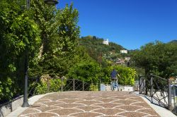 Passeggiata sul lungolago di Como, Lombardia - Chi desidera ammirare da vicino il lago di Como può passeggiare a piedi o in bicicletta sul lungolago che accompagna alla scoperta delle ...