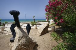 Passeggiata sul lungomare di Donnalucata in Sicilia, ovvero la Marinella del Commissario Montalbano - © Angelo Giampiccolo/ Shutterstock.com