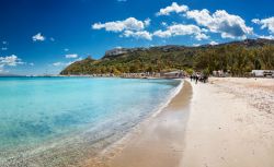 Passeggiata sulla bella spiaggia del Poetto, in secondo piano la Sella del Diavolo