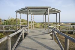 Passerella in legno a Zahara de los Atunes, Spagna. Si percorre questo pratico percorso rialzato in legno per raggiungere la spiaggia di questa località dell'Andalusia - © tonisalado ...