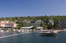 La passerella sull'acqua davanti alla spiaggia di Portorose (Slovenia). Siamo nel comune di Piran (Pirano), lungo la costa adriatica - foto © Andreas R.
