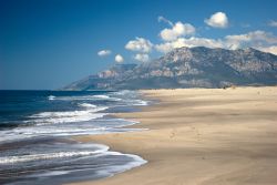 Patara, la spiaggia delle tartarughe (Turchia). Apprezzata per la sua celebre spiaggia di sabbia soffice lunga 18 chilometri e per la presenza di rovine storiche, Patara è diventata un'area ...