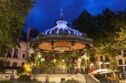Patio per la musica nel centro di Saint-Etienne, Francia, illuminato di sera.

