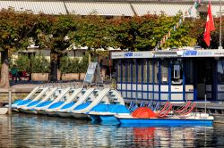 Pedalò ormeggiati al molo del lago di Zurigo, Rapperswil-Jona (Svizzera) - © Denis Linine / Shutterstock.com