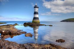 Penmon Point sullo stretto di Menai con un bel faro, Anglesey, Galles, UK.



