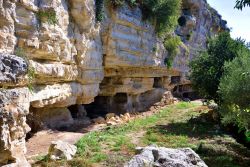 Percorso tra le rocce di Cava d'spica dove viene anche organizzato un Presepe VIvente