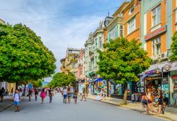 Persone a passeggio in un'area pedonale della città di Varna, Bulgaria - © trabantos / Shutterstock.com