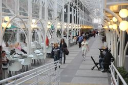 Persone a spasso per la 24 Hours Street a Curitiba, Brasile. Questa via dello shopping cittadino al coperto rappresenta il cuore di Curitiba - © Tupungato / Shutterstock.com