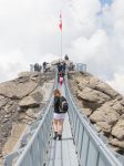 Persone sul Glacier 3000 a Les Diablerets, Svizzera. Per raggiungere la stazione situata a monte Glacier 3000, progettata dall'architetto Mario Botta, si percorre un ponte sospeso fra due ...