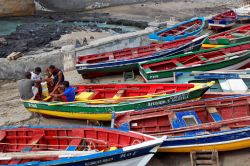 Pescatori a riposo a Mindelo sull'isola di Sao Vicente, arcipelago di Capo Verde, Africa - © Guido Amrein Switzerland / Shutterstock.com