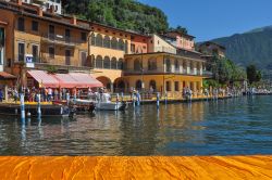 Peschiera Maraglio, fotografata dalla prospettiva insolita delle Floating Piers. Le passerelle galleggianti di Christo sono un'istallazione dell'artista Christo, che tra giugno e inizio ...