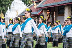 Danza tradizionale in occasione della cerimonia rituale per il Phra That Hariphunchai Chedi a Lamphun, Thailandia. Ragazze thailandesi indossano i tipici costumi per questa importante celebrazione ...