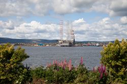 Piattaforme petrolifere sul fiordo di Dornoch, Scozia. In quest'immagine la costruzione di una di queste imponenti strutture utilizzate per l'esplorazione delle aree marine.




 ...