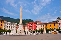 Piazza Aranci nel centro storico di Massa in Toscana