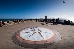 Piazza Bovio a Piombino, Toscana, di fronte all'isola d'Elba. In primo piano, la rosa dei venti in marmo policromo - © robertonencini / Shutterstock.com