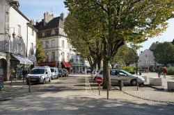 Piazza Carnot nel centro di Beaune, Francia, con attività commerciali e case antiche - © Khun Ta / Shutterstock.com