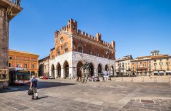 Piazza Cavalli in centro a Piacenza, Emilia-Romagna - © Olgysha / Shutterstock.com