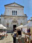 Piazza del Duomo a Pontremoli con il mercatino dell'Antiquariato
