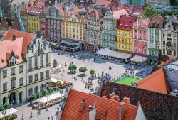 Piazza del Mercato a Breslavia, Polonia - Gente a passeggio nella grande piazza del mercato della città. Qui si affacciano edifici e palazzi dalle facciate variopinte © Velishchuk ...