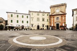 Piazza del Municipio nel centro storico di Montefalco, Umbria. La "platea rutonda", così definita nel Trecento per via della sua forma quasi circolare, diventa nel Medioevo ...