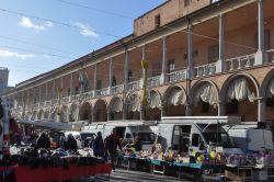 Piazza del Popolo necl centro storico di Faenza, in occasione di un mercato - © s74 / Shutterstock.com