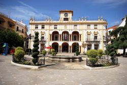 Piazza della Costituzione con il Municipio di Priego de Cordoba, Andalusia, Spagna. Di fronte si trova un grazioso giardinetto con fontana - © Caron Badkin / Shutterstock.com