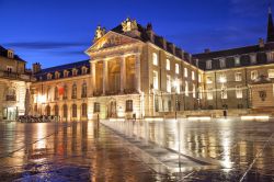 Piazza della Liberazione con il Palazzo dei Duchi a Digione, Francia: una bella veduta notturna dei duchi di Borgogna, complesso eretto a partire dal XIV° secolo in stile gotico e poi ampliato ...