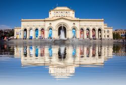 Piazza della Repubblica a Yerevan, Armenia. In quest'area, che comprende 5 grandi strutture costruite fra il 1925 e il 1950, si trova anche una fontana musicale che crea coreografie d'acqua ...