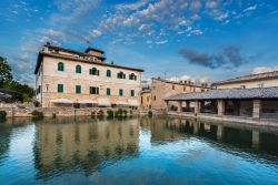 Piazza delle sorgenti, le terme medievali di Bagno Vignoni in Toscana