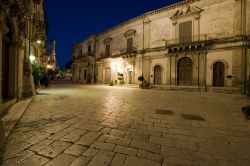 Una piazza a Scicli: fotografia notturna di un angolo barocco della città della Sicilia