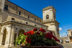 Piazza Duomo attraverso la chiesa Madre di Petralia Soprana, Sicilia.

