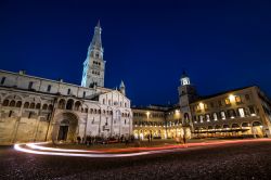 Piazza Grande by night, Modena, Emilia-Romagna. E' la piazza principale della città, in pieno centro storico; con il duomo e la torre civica, nel 1997 è stata inserita nella ...