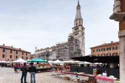 Piazza Grande e il Mercatino dell'Antiquariato di Modena, Emilia-Romagna - © vvoe / Shutterstock.com