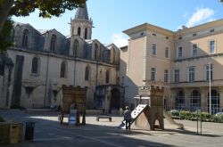 Uno scorcio della piazza dell'Hotel de Ville di Carpentras, Francia.
