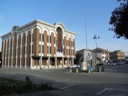 Piazza IV Novembre e la sede del municipio di Taglio di Po in Veneto  - © Threecharlie - CC BY-SA 3.0, Wikipedia