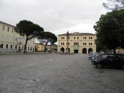 Piazza Liberazione e municipio di Vo' il comune sui Colli Euganei in Provincia di Padova - © Threecharlie - CC BY-SA 4.0, Wikipedia