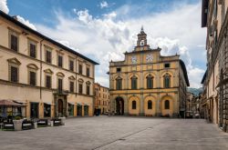 Piazza Matteotti a Città di Castello, Umbria, Italia. Un tempo chiamata anche "di Sopra" per distinguerla dall'altra importante piazza cittadina (Venanzio Gabriotti), ospita ...