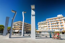 Piazza Mazzini nel centro di Jesolo, provincia di Venezia, Veneto. E' la principale piazza della città oltre che luogo preferito dai giovani che qui si danno appuntamento alla sera.



 ...