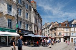 Piazza nei pressi di Notre Dame la Grande a Poitiers, Francia, con gente seduta nei locali all'aperto - © Miroslaw Skorka / Shutterstock.com