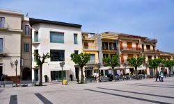 Piazza nel centro di Zafferana Etnea, la citadina sul versante orientale del vulcano Etna - © maudanros / Shutterstock.com