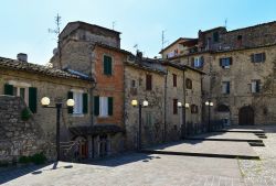 Piazza nel centro storico medievale di Acquasparta in Umbria - © ValerioMei / Shutterstock.com