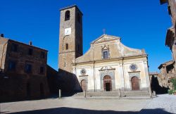 Piazza San Donato a Civita di Bagnoregio, Viterbo. Caso sicuramente più unico che raro la pittoresca piazza principale di questa frazione al posto della pavimentazione presenta una breccia ...