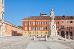 Piazza Roma con il monumento a Vincenzo Borelli, Modena, Emilia-Romagna. Il notaio Borelli venne ucciso il 26 maggio 1831 per ordine del duca Francesco IV° d'Austria d'Este assieme ...