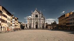 Piazza Santa Croce a Fienze, priva di turisti a causa del coronavirus covid-19 - © Kotroz / Shutterstock.com